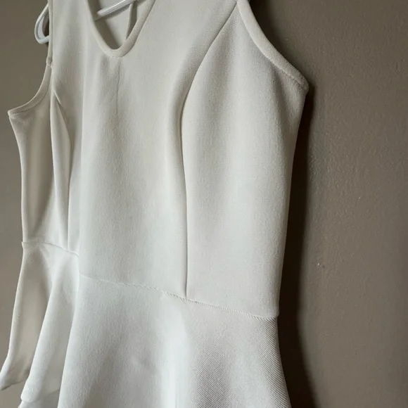 EUC NEW Simply Styled Cream Sleeveless Top Stretchy Ribbed V Neck Fitted Tank - Picture 3 of 9